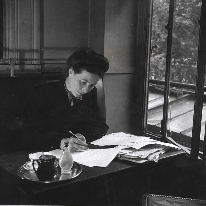 Simone de Beauvoir au travail, chez elle
 (SIPA)