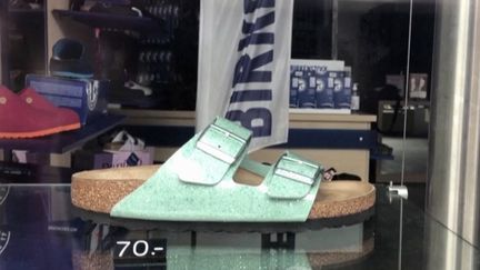 Longtemps jugée ringarde, la&nbsp;mythique sandale allemande Birkenstock est redevenue tendance. (CAPTURE ECRAN FRANCE 3)