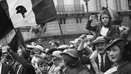 C'est la dernière occasion de voir la rétrospective des photographies de Willy Ronis (1910-2009), qui a été prolongée jusqu'au 2 janvier, au Pavillon Carré de Baudouin. Cet humaniste, arpenteur inlassable, a réussi à changer l'image des quartiers populaires de Paris, comme Belleville et Ménilmontant. Il les a saisis sur le vif, sans mise en scène. Il a aussi suivi le Front populaire, les meetings, les grèves... Une exposition de près de 200 images, de 1926 à 2001, organisée autour de six albums que le photographe avait constitués lui-même de son vivant.
Ici, Willy Ronis, "Pendant le défilé de la victoire du Front populaire, rue Saint-Antoine, Paris, 14 juillet 1936"
 (Ministère de la Culture – Médiathèque de l&#039;architecture et du patrimoine, dist RMN-GP, donation Willy Ronis)