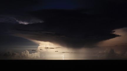 Un orage au-dessus de Nice, dans les Alpes-Maritimes, le 18 août 2022. (VALERY HACHE / AFP)