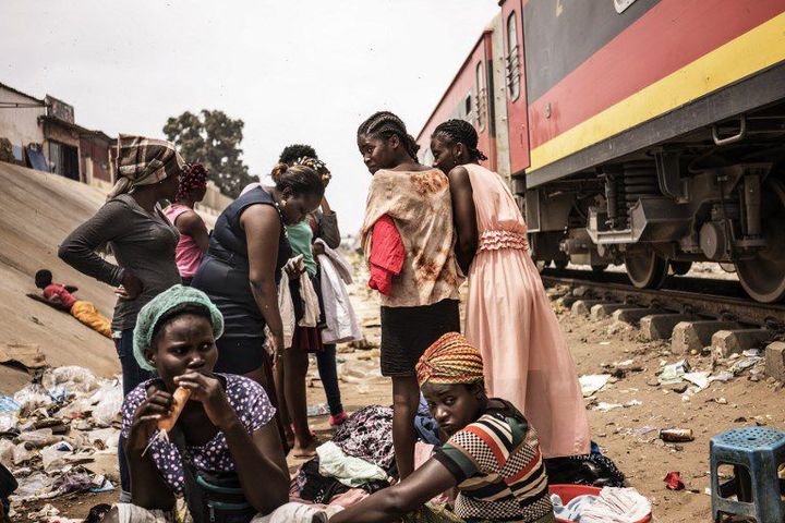 Femmes angolaises à Luanda, capitale du pays, le 22 août 2017.  (MARCO LONGARI / AFP)