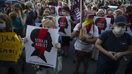 Des manifestants dénoncent le projet gouvernemental de retrait du traité européen sur les violences faites aux femmes, le 24 juillet 2020 à Varsovie (Pologne). (ALEKSANDER KALKA / NURPHOTO / AFP)