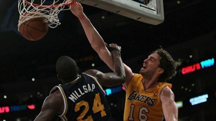 Paul Gasol au dunk face à Millsap (Utah)