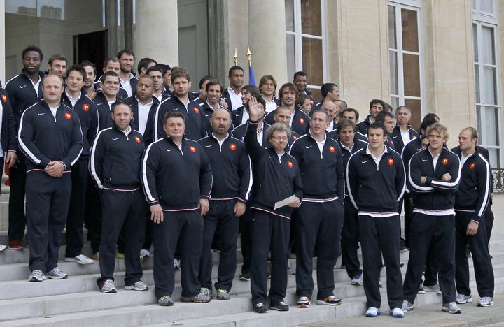 Le XV de France au complet le 26 octobre 2011 devant le palais de l'Elys&eacute;e, &agrave; Paris. (PATRICK KOVARIK / AFP)