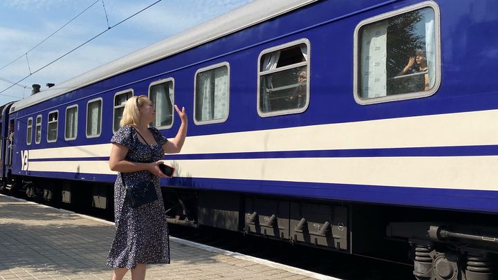 Une partie des habitants de Pokrovsk évacuent en train le 23 août 2024. D'autres quittent la ville en voiture. (BORIS LOUMAGNE / FRANCEINFO)