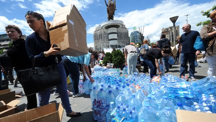 A Skopje, en Mac&eacute;doine, la population se mobilise pour envoyer des vivres et de l'eau potable aux sinistr&eacute;s des inondations dans les Balkans, dimanche 18 mai 2014.&nbsp; (ROBERT ATAANSOVSKI / AFP)