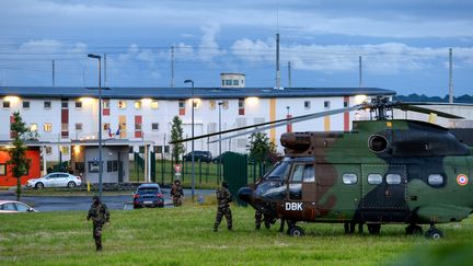 Des militaires devant la prison de Condé-sur-Sarthe pendant la prise d'otage du 11 juin 2019. (JEAN-FRANCOIS MONIER / AFP)