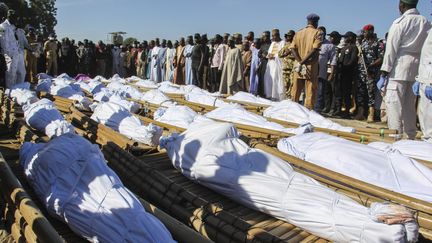 Le&nbsp;29 novembre 2020, 43 paysans&nbsp;retrouvés&nbsp;tués ont été enterrés&nbsp;en présence du gouverneur de l'Etat du Borno (Nigeria), à Zabarmari.  (AUDU MARTE / AFP)