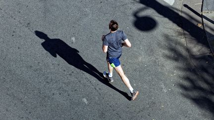 Un joggeur dans une rue de Paris, le 4 avril 2020.&nbsp; (EMMANUEL FRADIN / HANS LUCAS / AFP)