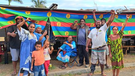 Des militants kanaks devant un ancien barrage à Nouméa, le 21 septembre 2024. (BENJAMIN ILLY / FRANCEINFO / RADIO FRANCE)