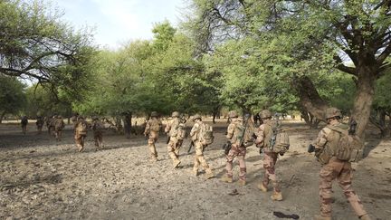 Des soldats de l'opération Barkhane dans le nord du Burkina Faso, le 9 novembre 2019.&nbsp; (MICHELE CATTANI / AFP)