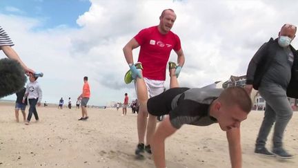 Nord : un championnat de France de brouette humaine sur la plage