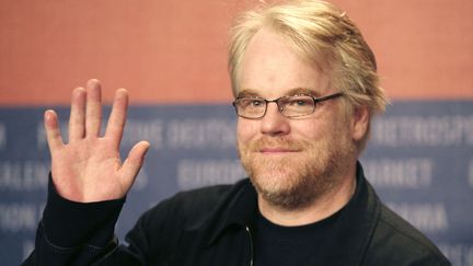 L'acteur am&eacute;ricain Philip Seymour Hoffman salue les photographes au festival international du film de Berlin, le 17 f&eacute;vrier 2006. (JAN BAUER / AP / SIPA)