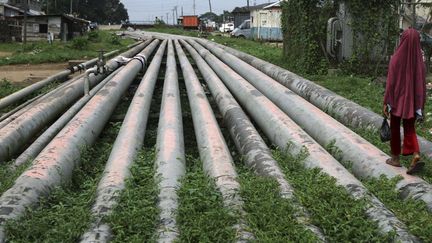 Des milliers de pipelines parcourent la région du delta du Niger, comme ici à Port Harcourt. Les «Vengeurs du Delta du Niger» multiplient leurs attaques contre ces infrastructures et réclament une répartition équitable de la manne pétrolière.
  (Photo Reuters/Akintunde Akinleye)