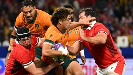 Australian winger Mark Nawaqanitawase caught in the trap of the Welsh defense, during the World Cup match between Wales and Australia, September 24, 2023 in Lyon.  (SEBASTIEN BOZON / AFP)