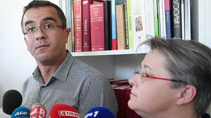 Mohamed Aachour (à g.) et Nicole Radius, les avocats de la famille de Naomi Musenga, le 9 mai 2018, à Strasbourg (Bas-Rhin). (FREDERICK FLORIN / AFP)