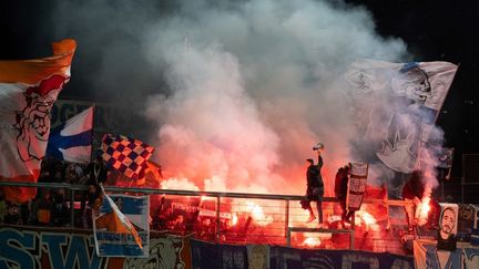 Les supporters de l'Olympique de Marseille lors du match Brest-OM, le 13 mars 2022, à Brest (Finistère), lors de 28e journée de Ligue 1. (LOIC VENANCE / AFP)