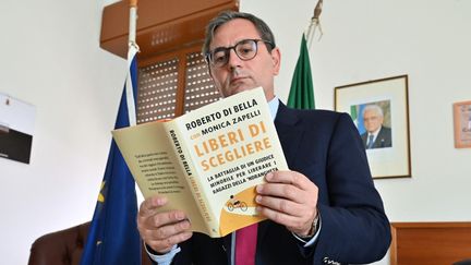 Le juge pour enfants Roberto Di Bella, à Reggio de Calabre (Italie), le 7 juillet 2020. (ANDREAS SOLARO / AFP)