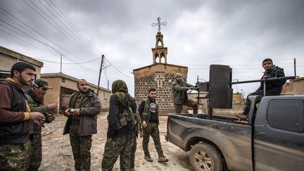 Des combattants kurdes en position dans le village assyrien de Tel Jumaa, le 25 f&eacute;vrier 2015, dans la province d'Hassak&eacute; (Syrie). (RODI SAID / REUTERS)