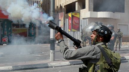 Un garde-fronti&egrave;re isra&eacute;lien tire du gaz lacrymog&egrave;ne contre des Palestiniens, le 21 septembre 2015 &agrave;&nbsp;Bethl&eacute;em, en Cisjordanie. (MUSA AL-SHAER / AFP)