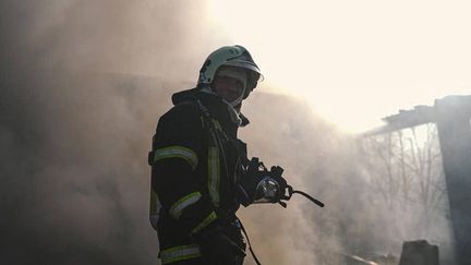 Les membres des services d'urgence répondent à un incendie après une attaque de la Russie visant des infrastructures énergétiques à Kiev, en Ukraine, le 18 octobre 2022. (UKRAINIAN STATE EMERGENCY SERVIC / ANADOLU AGENCY / AFP)