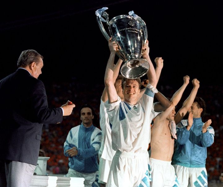 Didier Deschamps, alors capitaine de l'OM, soulevant la Ligue des champions après la victoire de Marseille en finale contre Milan AC, le 26 mai 1993 à Munich (Allemagne). (GEORGES GOBET / AFP)