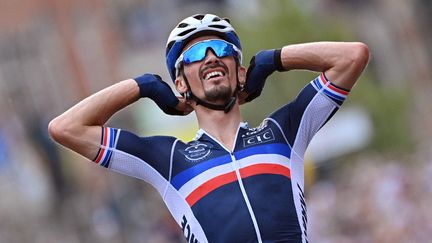 Julian Alaphilippe est devenu dimanche 26 septembre le premier Français à conserver son titre de champion du monde de cyclisme. (DIRK WAEM / BELGA MAG)