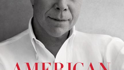 Ces mémoires partagent les histoires et les souvenirs inédits qui ont défini la carrière et la vie personnelle de Tommy Hilfiger. Elles relatent des histoires personnelles depuis la petite enfance et ses années de formation, aux revers, aux triomphes et à la détermination qui l'ont poussé à construire une marque mondiale de plusieurs milliards de dollars. "American Dreamer est une réflexion sur mes expériences dans l'industrie de la mode depuis les 30 dernières années", indique Tommy Hilfiger. "Il a été incroyable de regarder en arrière sur les moments qui ont défini ma carrière et ma vie personnelle -de mon enfance et mes débuts dans le monde de la mode à ma passion pour la culture pop et Americana. C'est un rappel inspirant de tous les jalons que nous avons surpassés, depuis notre tout premier panneau publicitaire à Times Square…'. "American Dreamer. My life in fashion &amp; Business" de Tommy Hilfiger avec Peter Knobler. Ballantine Books.
