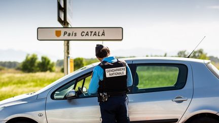 Un contrôle de gendarmerie à Canet-en-Roussillon (Pyrénées-Orientales), le 19 mars 2020. (JC MILHET / HANS LUCAS)