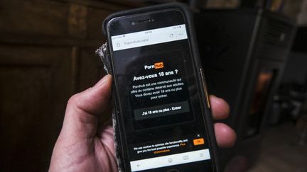 L'application de PornHub, un site pornographique, sur un téléphone en mars 2022. (JEAN-MICHEL DELAGE / HANS LUCAS / AFP)