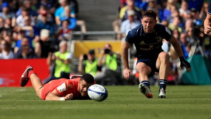 Le Toulousai Matthis Lebel (au sol)&nbsp;lors du match contre le&nbsp;Leinster, le 14 mai 2022, en demi-finale de la Champions Cup. (DONALL FARMER / MAXPPP)