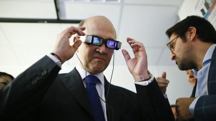 Le ministre de l'Economie et des Finances, Pierre Moscovici, visite l'institut de la vision &agrave; Paris, le 23 juillet 2013. (MAXPPP)