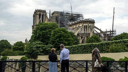 Des passants devant la cathédrale Notre-Dame de Paris, le 21 mai 2019.&nbsp; (BRUNO LEVESQUE / MAXPPP)