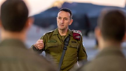 Le chef d'état-major israélien, Herzi Halevi, s'adresse à des soldats sur la base aérienne de Nevatim dans le sud d'Israël, sur une photo partagée par l'armée israélienne le 15 avril 2024. (ISRAELI ARMY / AFP)