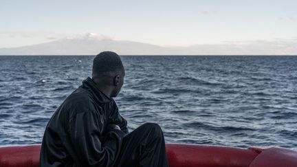 Un migrant à bord de l'"Ocean Viking", en Méditerranée, le 7 novembre 2022. (VINCENZO CIRCOSTA / ANADOLU AGENCY / AFP)