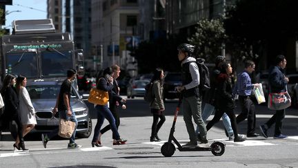 Un utilisateur de trottinette électrique dans une rue de San Francisco&nbsp; (JUSTIN SULLIVAN / GETTY IMAGES NORTH AMERICA)