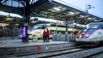 Deux agents de la SNCF sur un quai de la gare de l'Est, à Paris, le 23 décembre 2019. (MAXPPP)