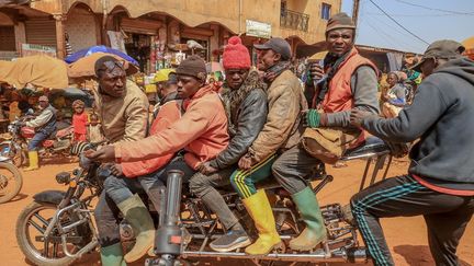 Emmanuel Wembe, l'inventeur de cette moto hors normes, fait une démonstration dans les rues de Bafoussam, au Cameroun, le 3 avril 2021. (DANIEL BELOUMOU OLOMO / AFP)