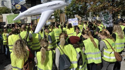 Des employ&eacute;s de la compagnie a&eacute;rienne allemande Lufthansa, en gr&egrave;ve, manifestent &agrave; Munich (Allemagne), le 7 septembre 2012. (GUENTER SCHIFFMANN / AFP)