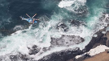 Un hélicoptère participe aux recherches après le naufrage d'un bateau au large de Shari, au Japon, le 24 avril 2022. (MASAMINE KAWAGUCHI / YOMIURI / AFP)