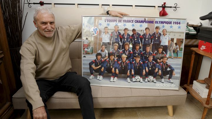 Daniel Xuereb pose avec le poster de l'équipe championne olympique, le 27 janvier 2024 à Aix-en-Provence (Bouches-du-Rhône). (STEPHANE DUCLET / LA PROVENCE / MAXPPP)