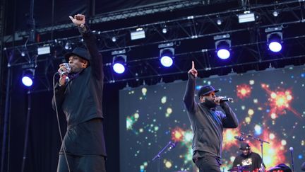 Yasiin Bey alias Mos Def et Talib Kweli de Black Star se sont reformés pour une tournée vingt ans après leur formidable album commun de 1998. Samedi à Rock en Seine, ils ont rejoué des titres communs de ce disque, dont les inusables "Definition", "Re: Definition" et "Brown Skin Lady" mais dans des versions parfois méconnaissables. Ils étaient en effet entourés sur scène d'une dizaine de musiciens vêtus de blanc, dont une importante section de cuivres, ainsi que d'un DJ. Les deux complices ont également joué des titres de leurs carrières solo comme "My Umi Says" de Mos Def.
 (Gilles Scarella / FTV)