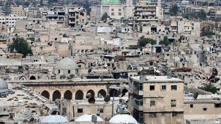 Alep depuis la citadelle : vue de la vieille ville endommagée par la guerre, notamment la grande mosquée des Omeyades (3 juillet 2016)
 (George Ourfalian / AFP)