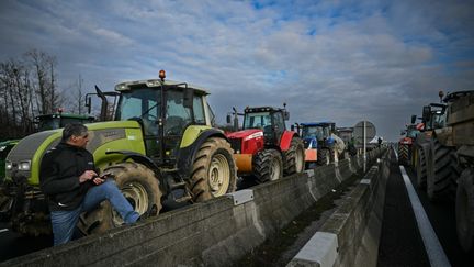 Un barrage de tracteurs sur l'autoroute A7, près d'Albon, le 23 janvier 2024. (OLIVIER CHASSIGNOLE / AFP)