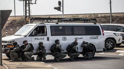 Des forces israéliennes à Sdérot (Israël), une ville toute proche de la bande de Gaza où des combats ont eu lieu avec la branche armée du Hamas, le 8 octobre 2023. (MOSTAFA ALKHAROUF / ANADOLU AGENCY / AFP)