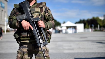 Un militaire de Sentinelle (Illustration).&nbsp; (JEAN-SEBASTIEN EVRARD / AFP)