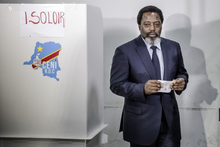 Le président de la RDC Joseph Kabila vote à l'élection présidentielle qui désigne son successeur, le 30 décembre 2018 à Kinshasa. (LUIS TATO / AFP)