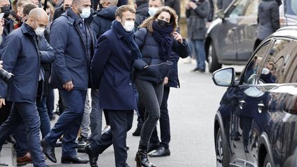 Le président de la République, Emmanuel Macron, dans les rues de Moulins (Allier), le 8 décembre 2021. (LUDOVIC MARIN / AFP)