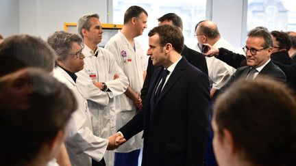 En visite à la Pitié Salpêtrière, jeudi 27 février, Emmanuel Macron avait été interpellé par ce&nbsp;médecin de l'APHP. (MARTIN BUREAU / POOL)