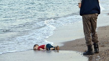 &nbsp; (Seule la presse française n'a pas publié la photo d'un enfant syrien de trois ans échoué sur une plage turque © MAXPPP)